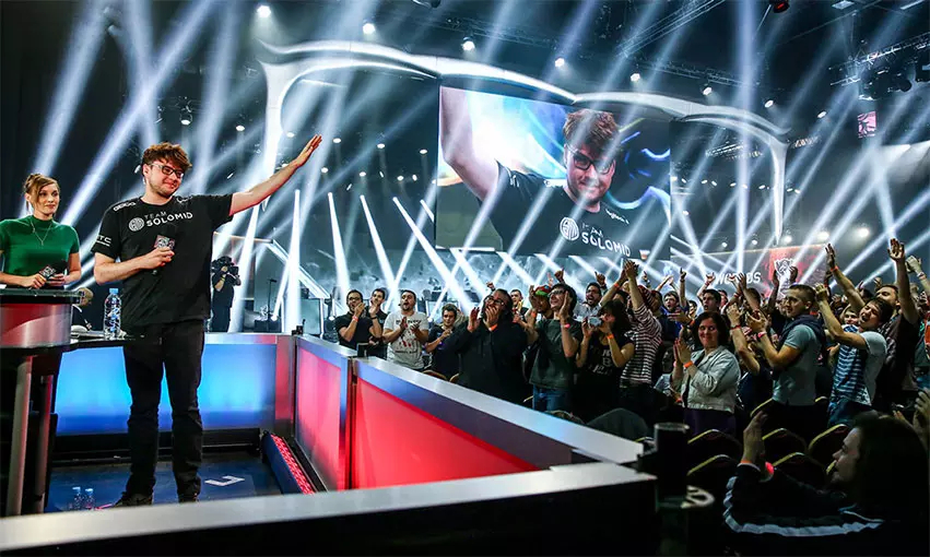 亚瑟荣光之誓皮肤获取方法：S26赛季战令限定皮肤攻略，战令等级提升技巧与战令商城抽奖途径详解-电竞牛官网